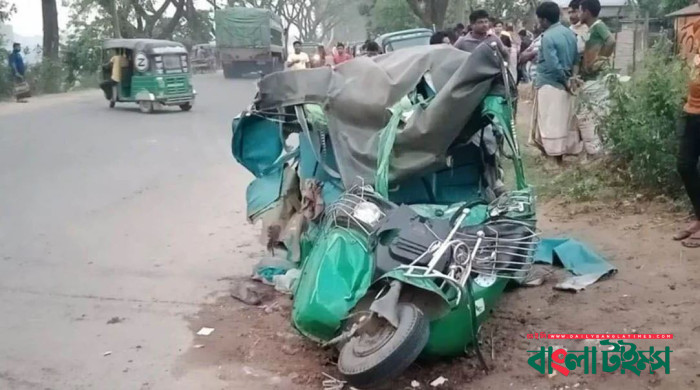 দিনাজপুরে অটোরিকশায় বাসের ধাক্কা, শিশুসহ নিহত ৪